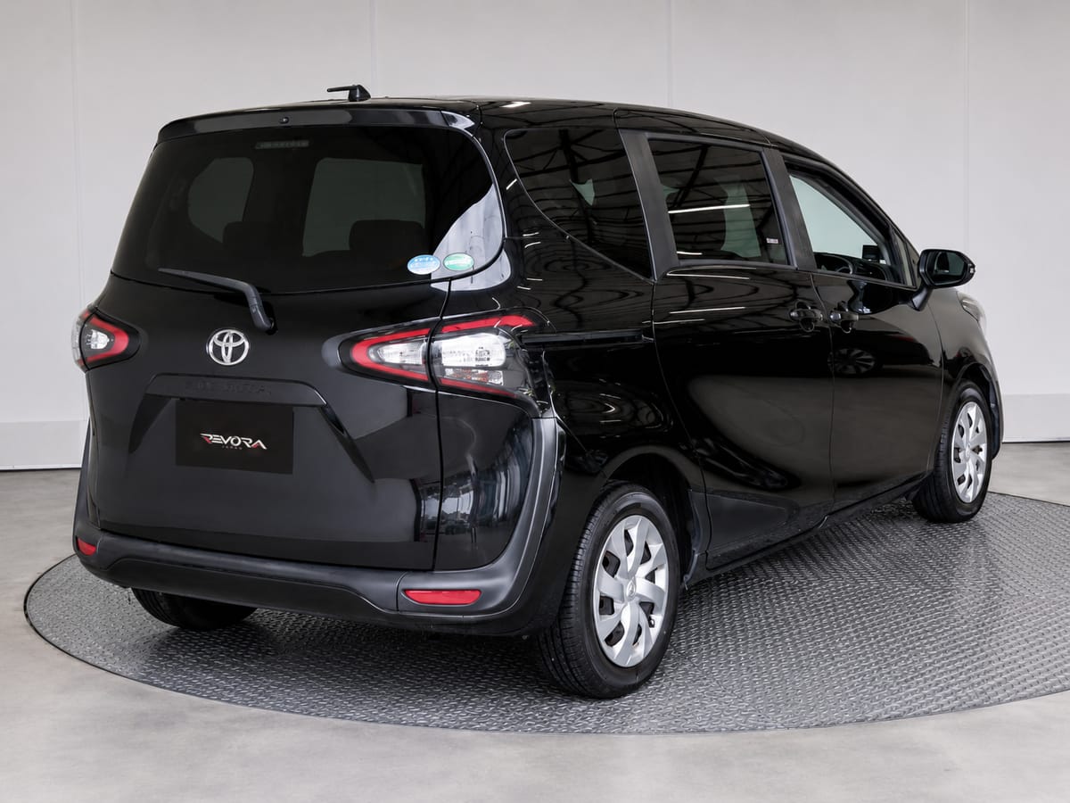 2017 Toyota Sienta G, rear three-quarter view