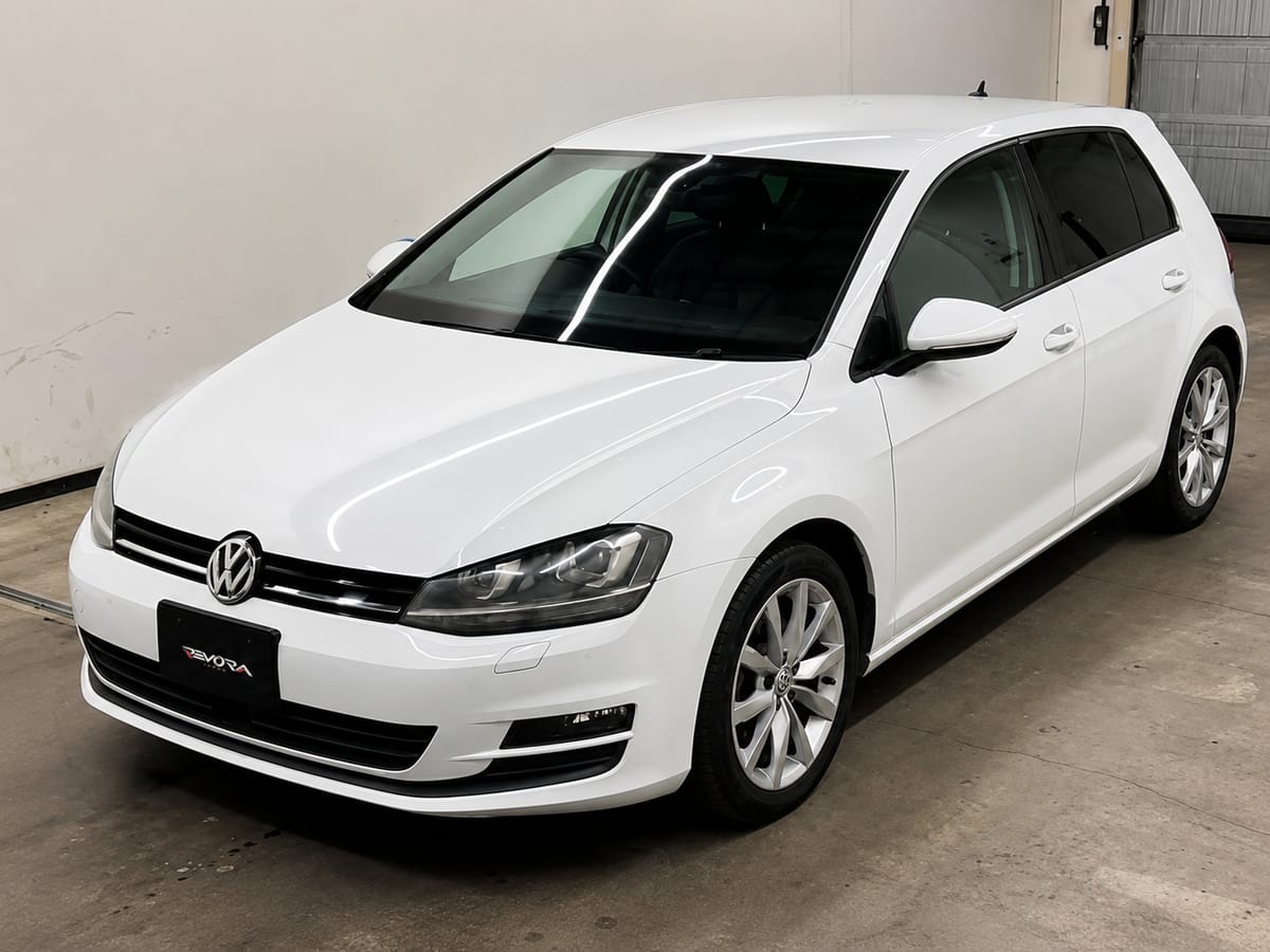 2017 Volkswagen Golf TSI Comfort Line, front three-quarter view