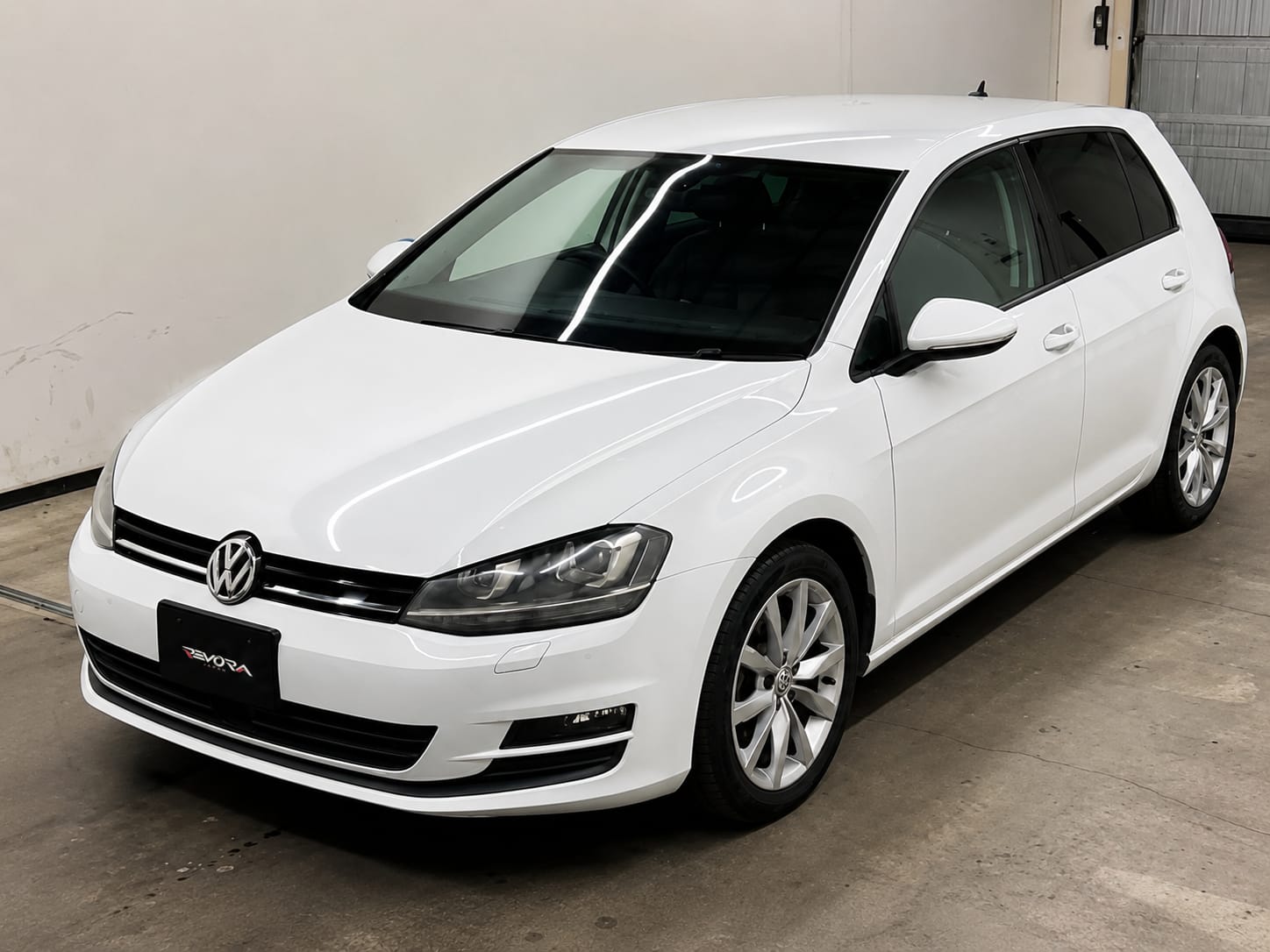 2017 Volkswagen Golf TSI Comfort Line, front three-quarter view