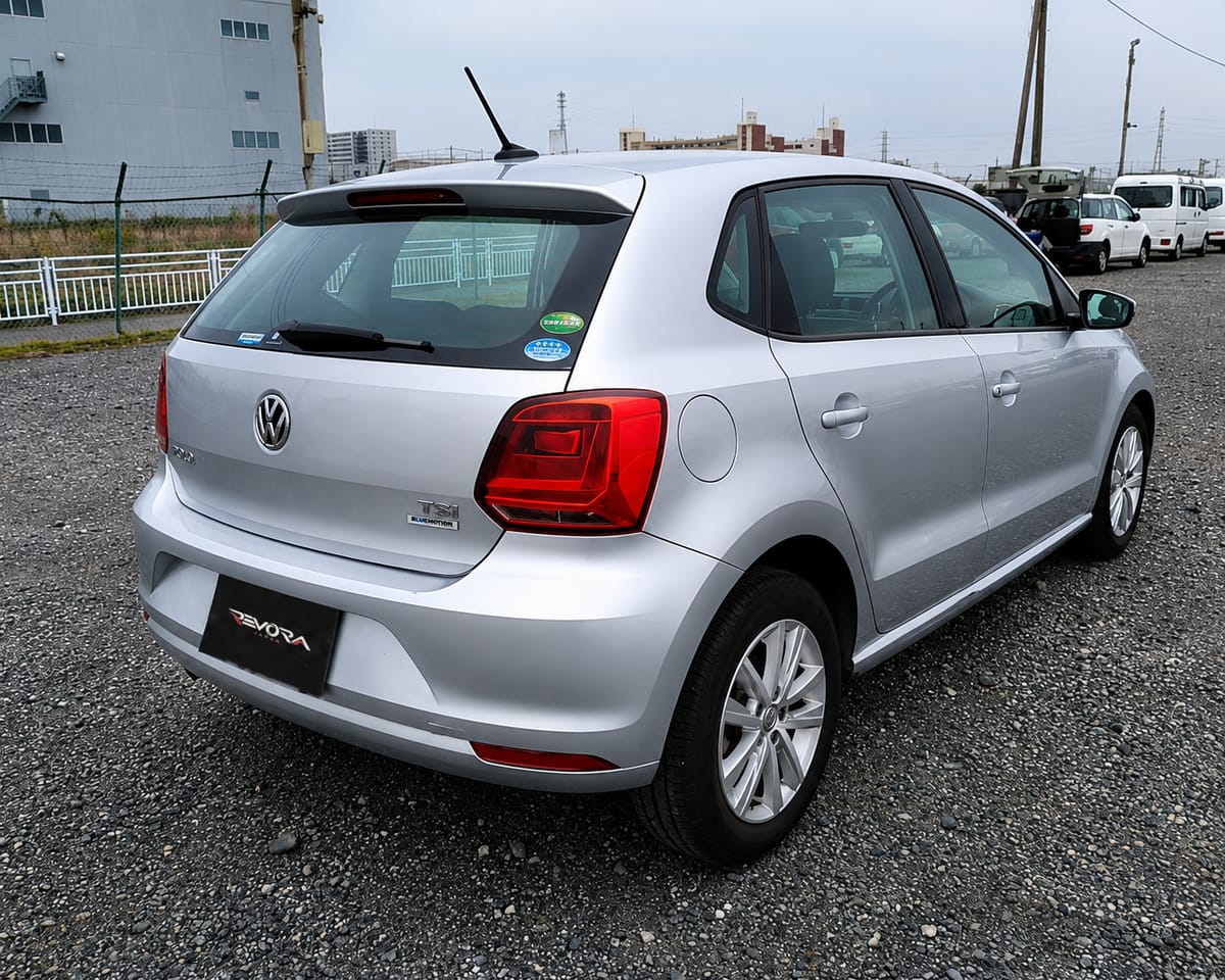 2015 Volkswagen Polo TSI Comfort Line, rear three-quarter view